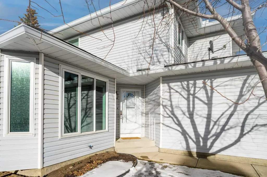 88 Scenic Gardens NW Calgary AB T3L 1Y6