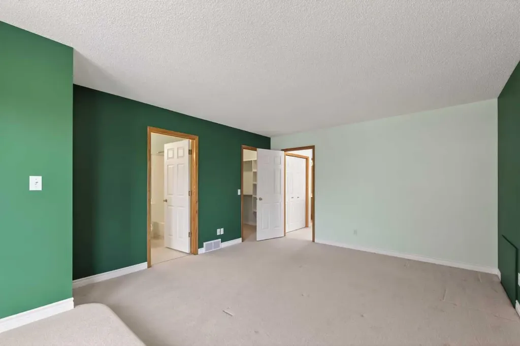 88 Scenic Gardens NW Calgary AB T3L 1Y6