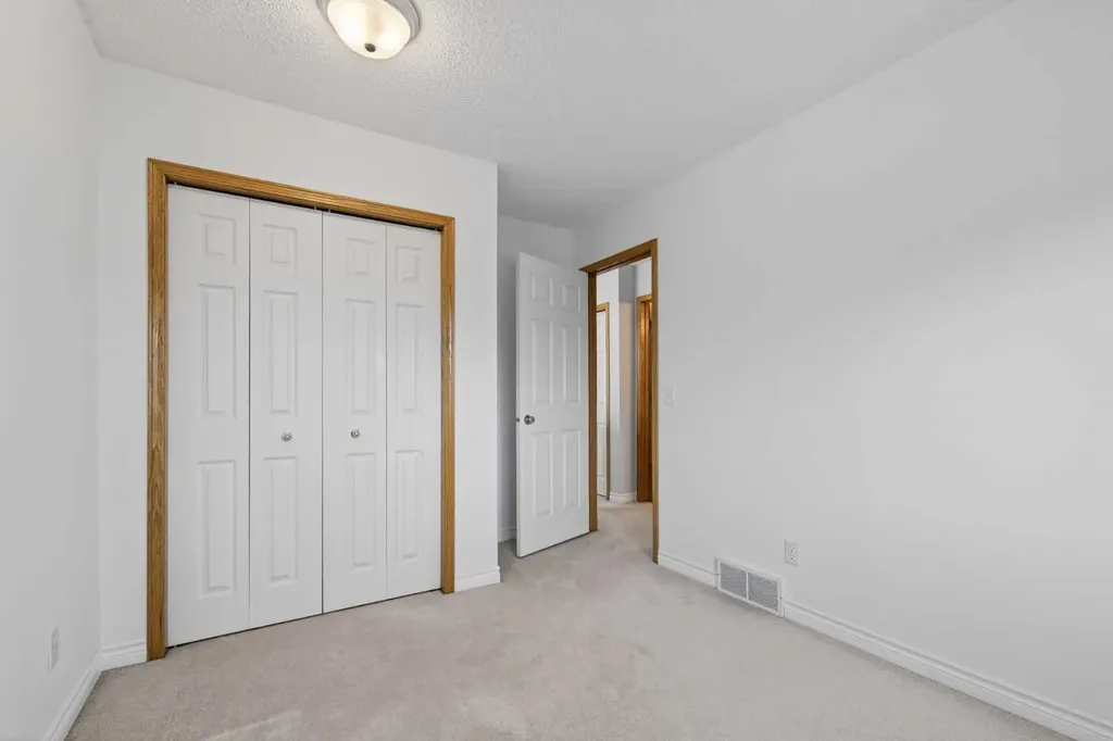 88 Scenic Gardens NW Calgary AB T3L 1Y6