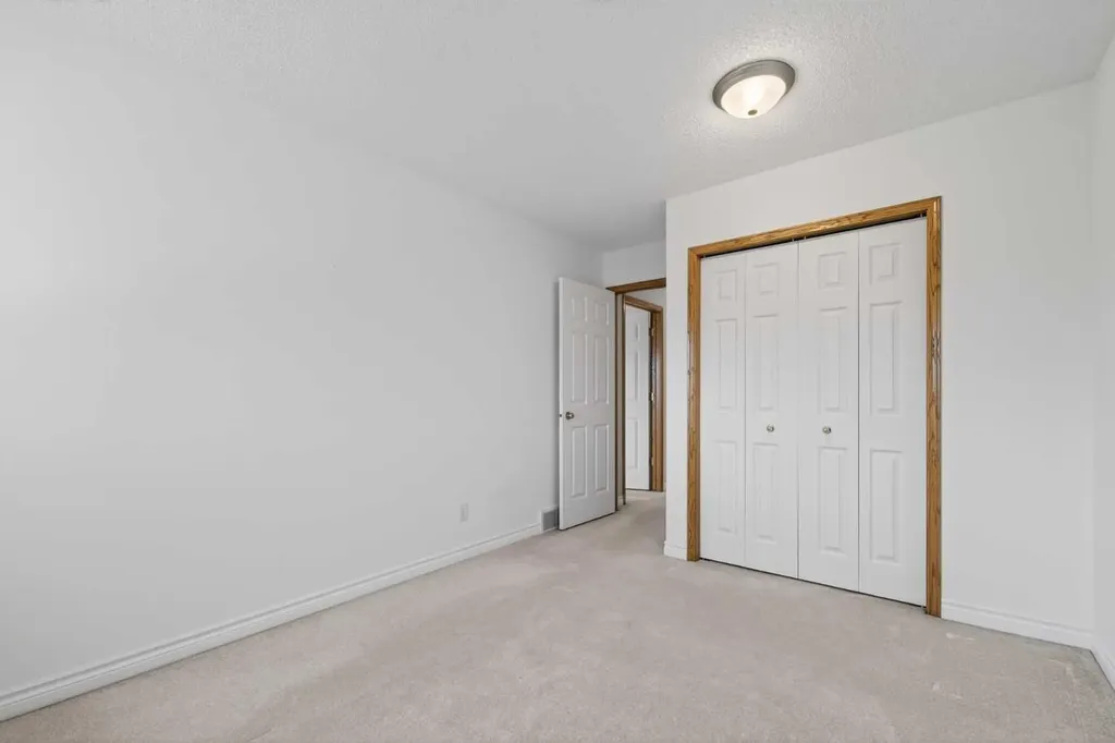 88 Scenic Gardens NW Calgary AB T3L 1Y6