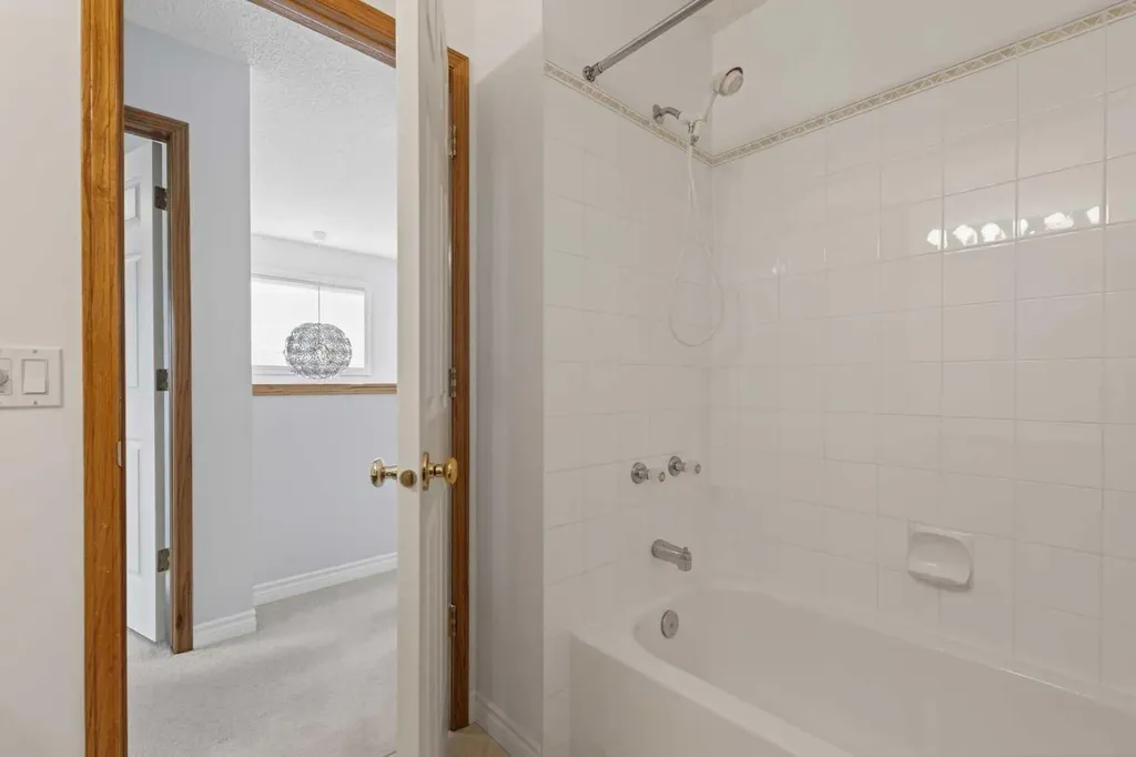 88 Scenic Gardens NW Calgary AB T3L 1Y6