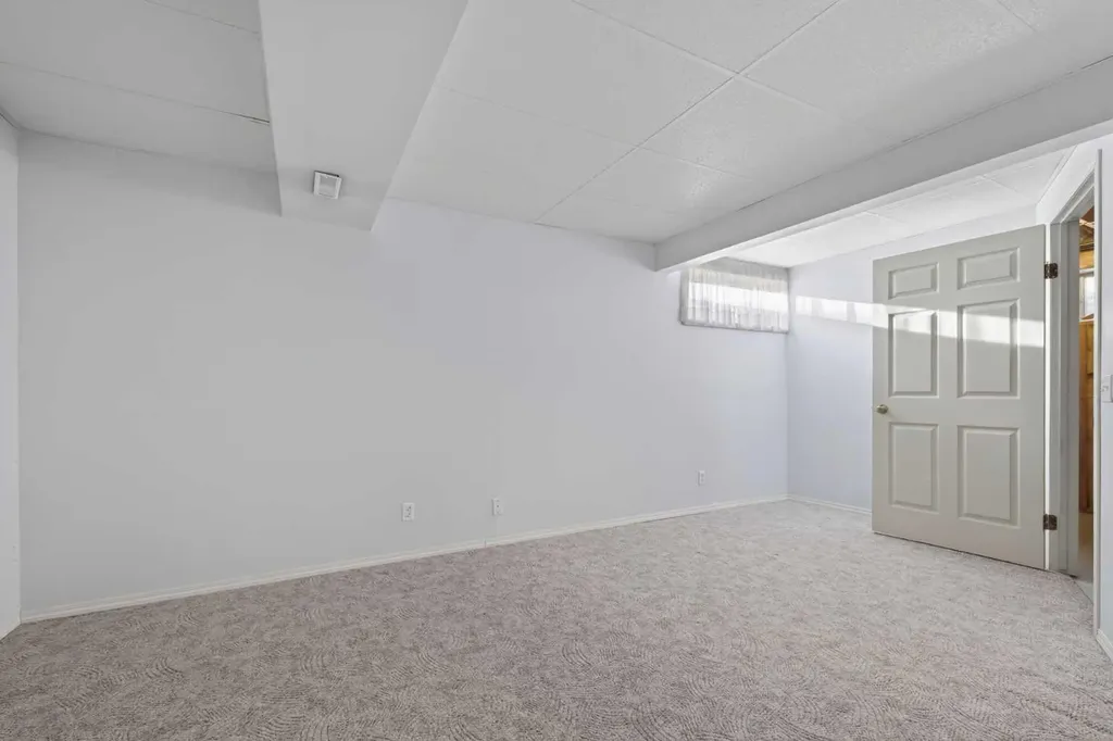 88 Scenic Gardens NW Calgary AB T3L 1Y6