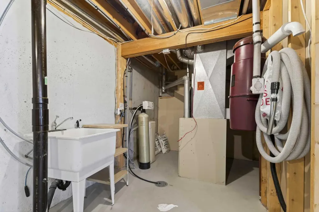 88 Scenic Gardens NW Calgary AB T3L 1Y6