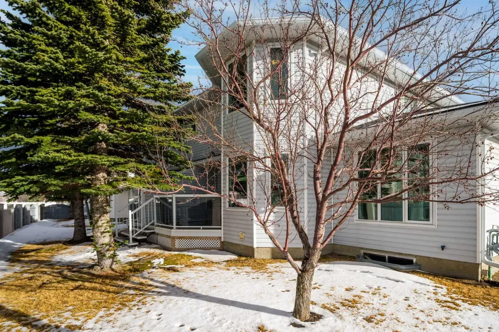 88 Scenic Gardens NW Calgary AB T3L 1Y6