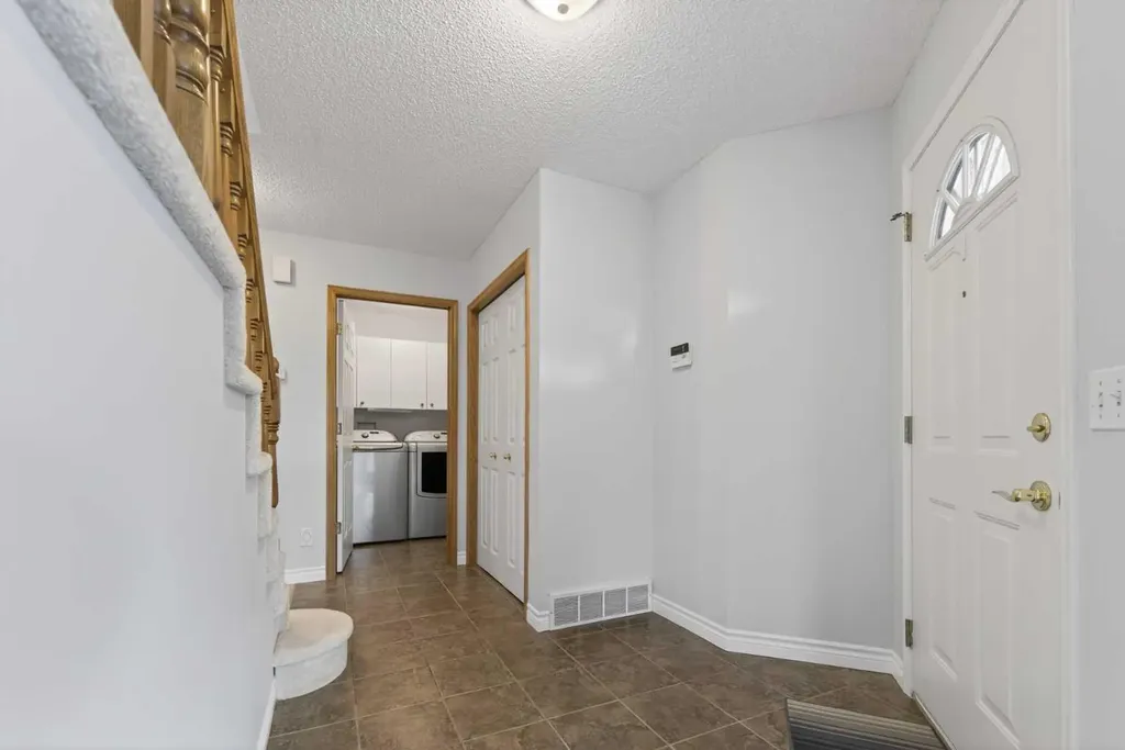 88 Scenic Gardens NW Calgary AB T3L 1Y6