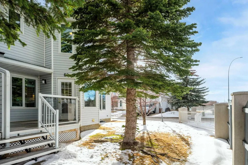 88 Scenic Gardens NW Calgary AB T3L 1Y6