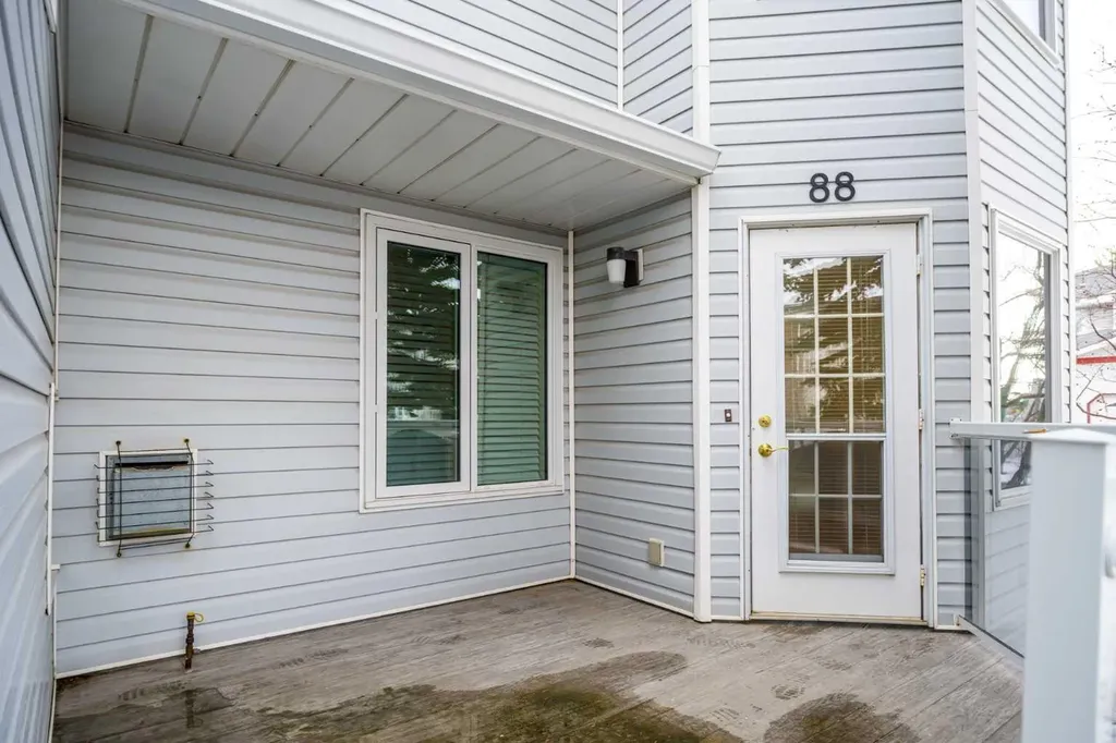 88 Scenic Gardens NW Calgary AB T3L 1Y6
