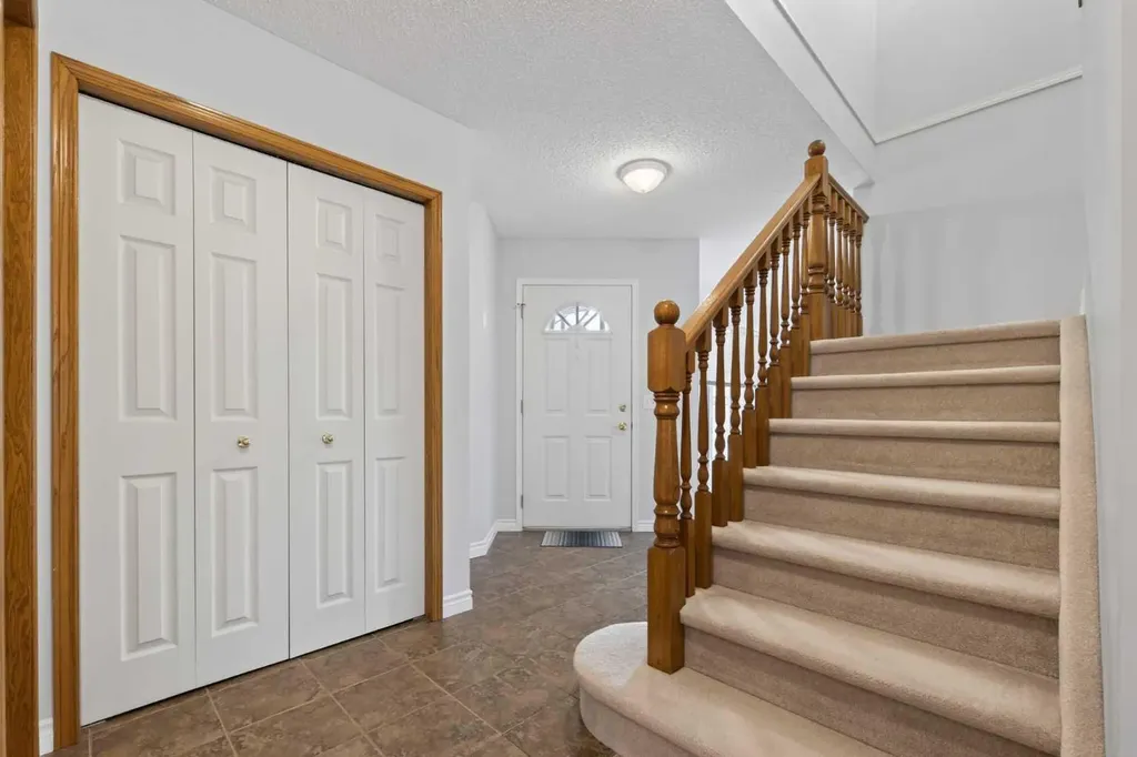 88 Scenic Gardens NW Calgary AB T3L 1Y6