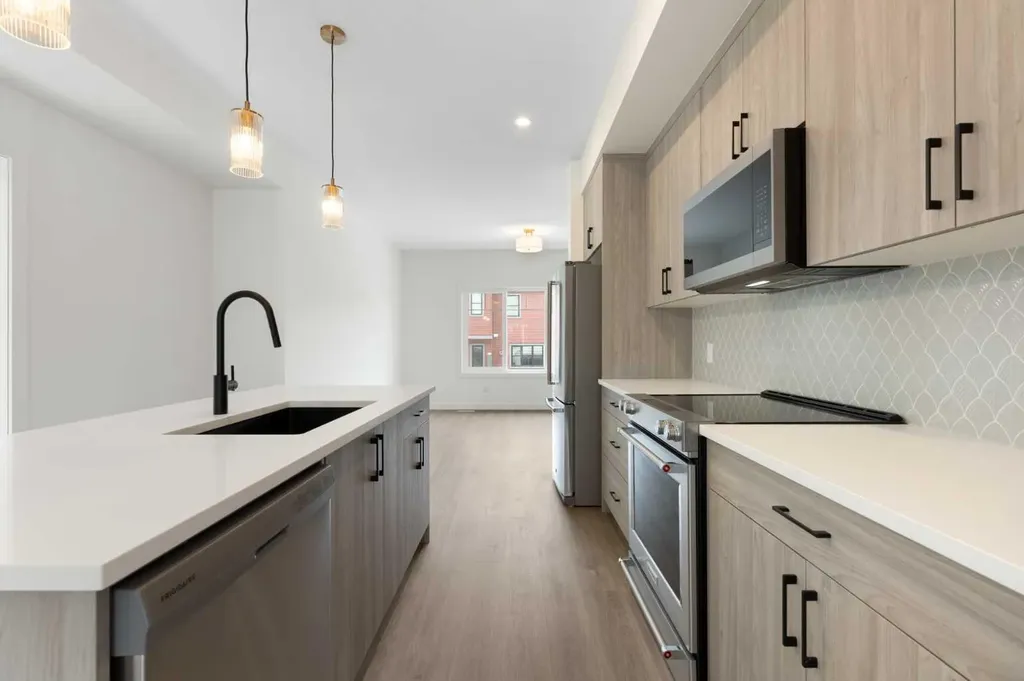 2231 81st Street SW Calgary AB T3H 6M4