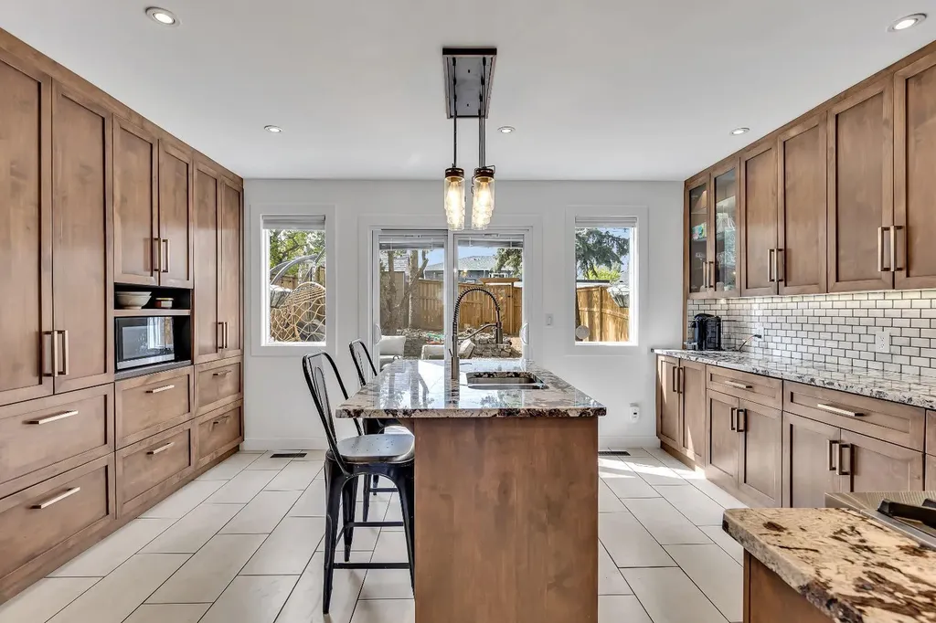 2033 21 Avenue SW Calgary AB T2T 0N8