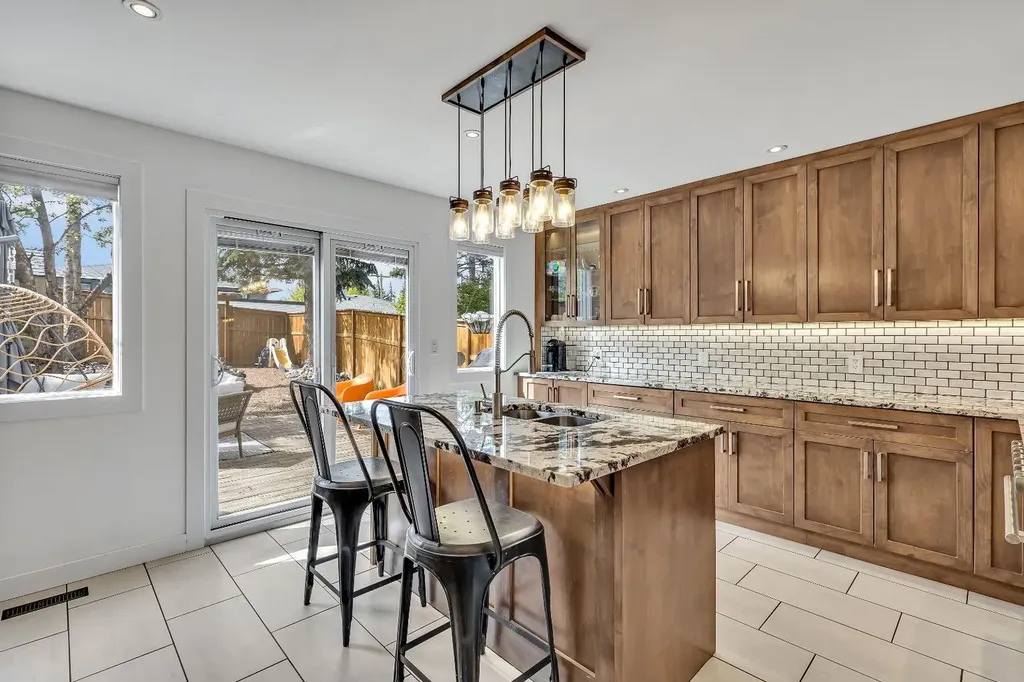 2033 21 Avenue SW Calgary AB T2T 0N8