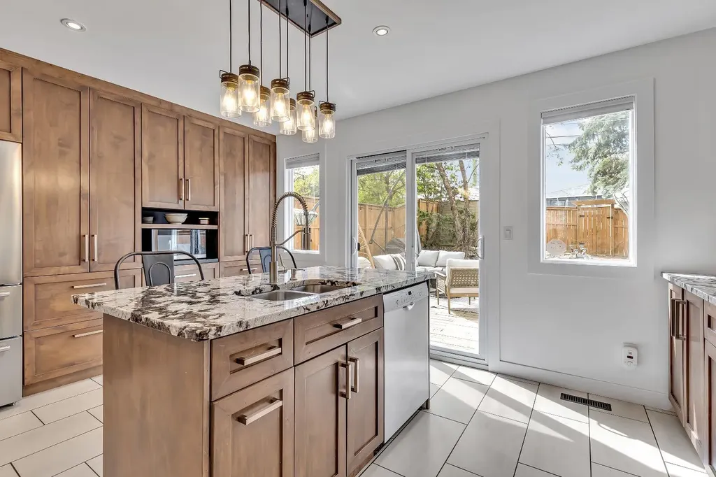 2033 21 Avenue SW Calgary AB T2T 0N8