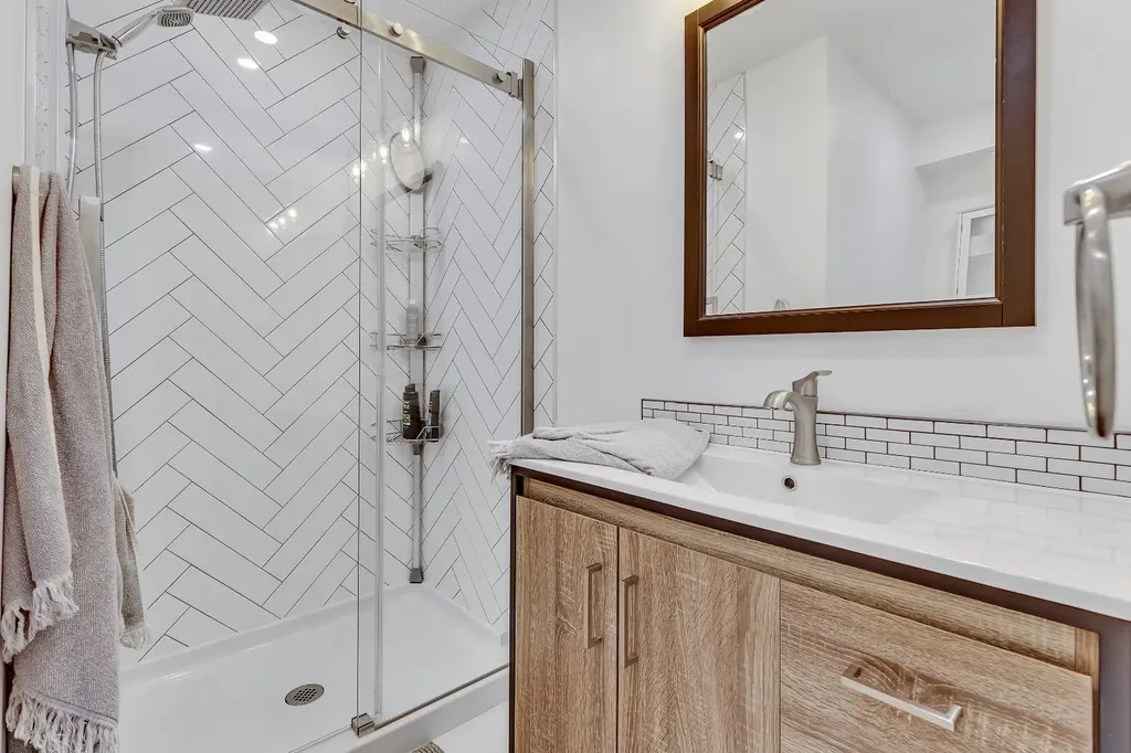 2033 21 Avenue SW Calgary AB T2T 0N8
