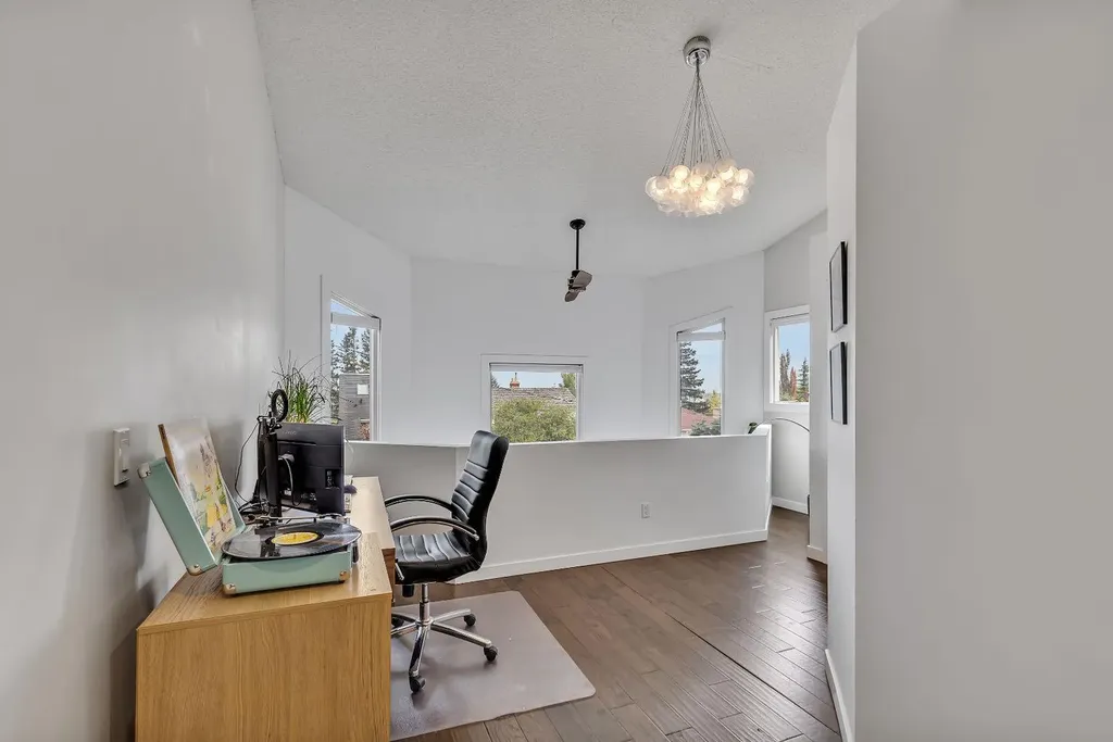2033 21 Avenue SW Calgary AB T2T 0N8