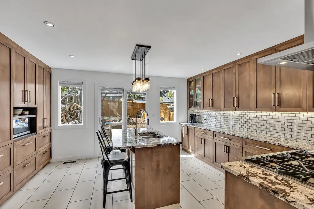2033 21 Avenue SW Calgary AB T2T 0N8