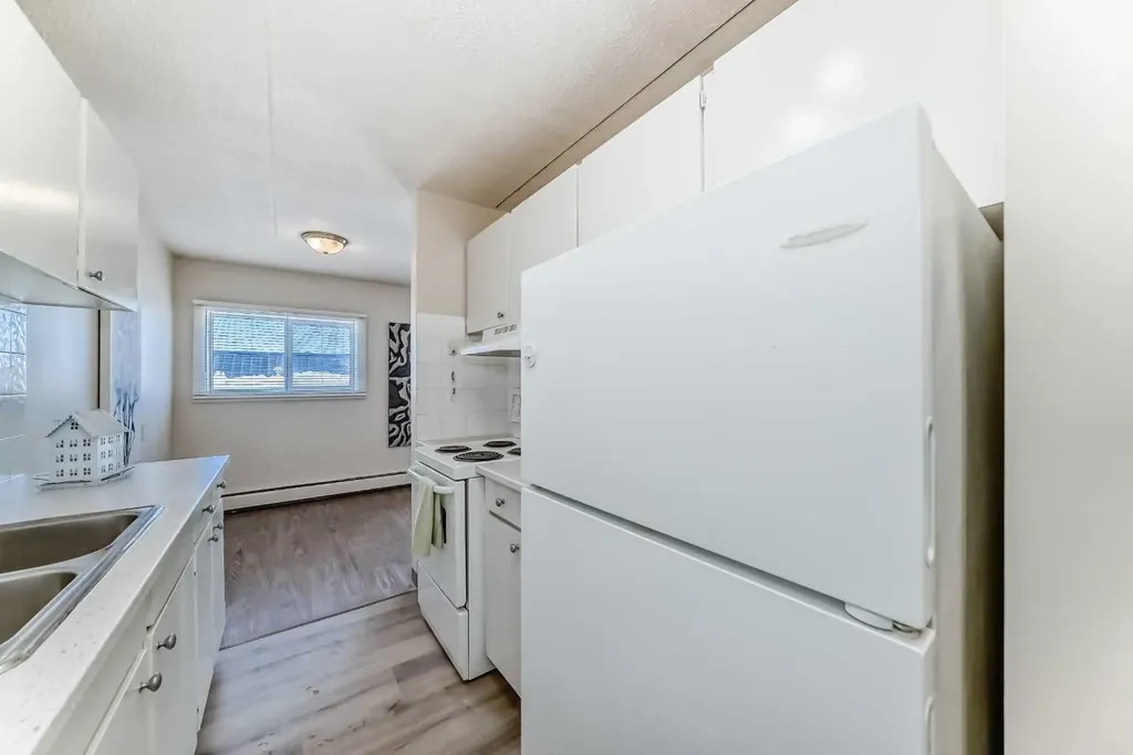 319 2 Avenue Strathmore AB T1P 1T7