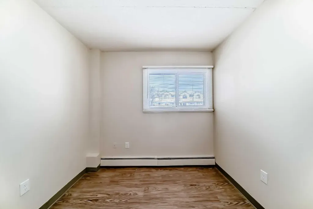 319 2 Avenue Strathmore AB T1P 1T7