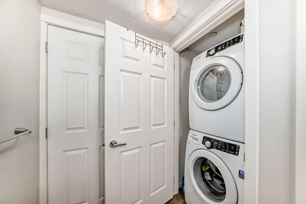 279 Copperpond Common SE Calgary AB T2Z 1J5