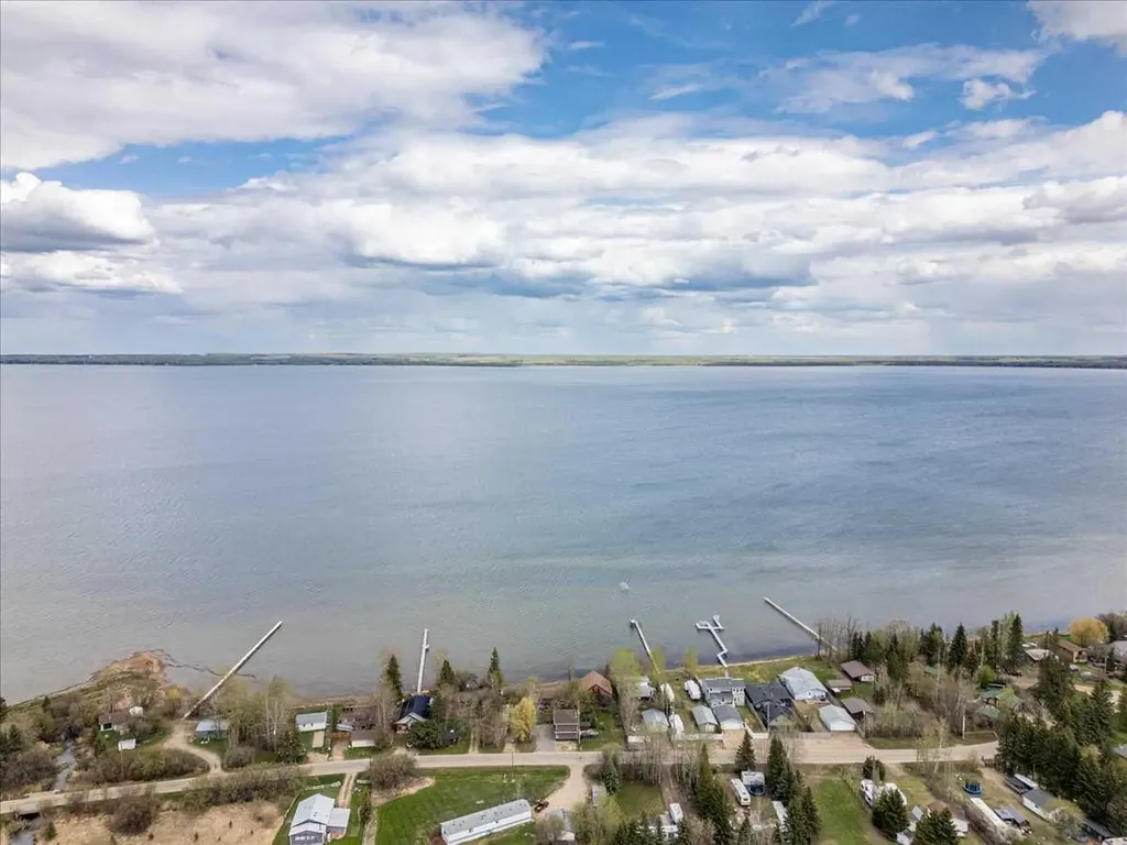 17 Lakeshore Drive Grandview AB T0C 2V0