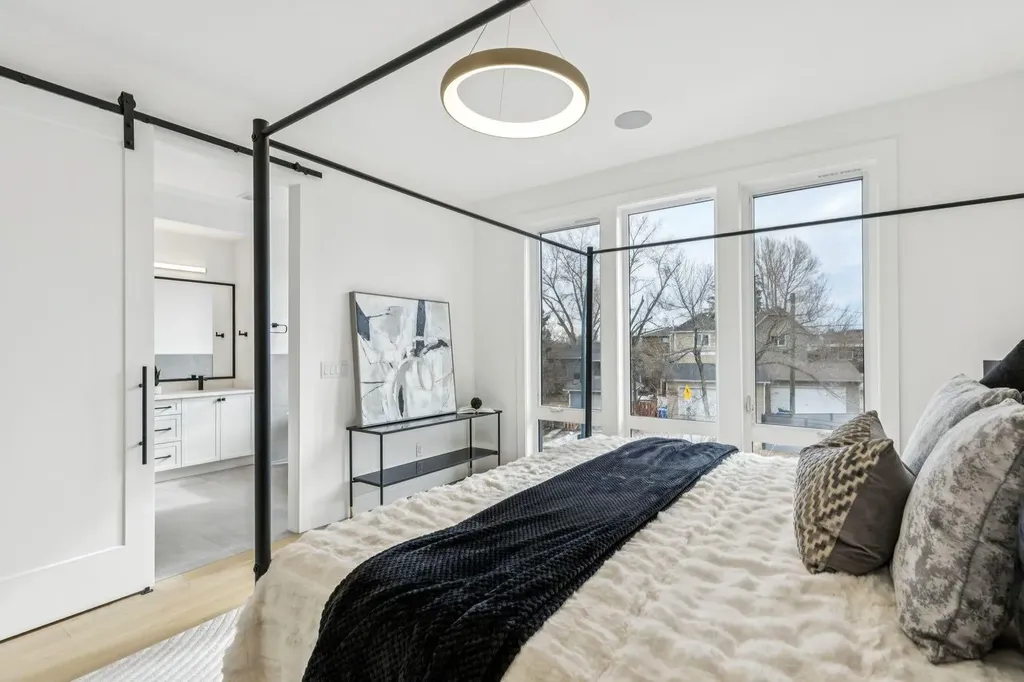 525 32 Street NW Calgary AB T2N 2V8