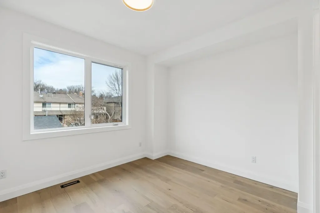 525 32 Street NW Calgary AB T2N 2V8