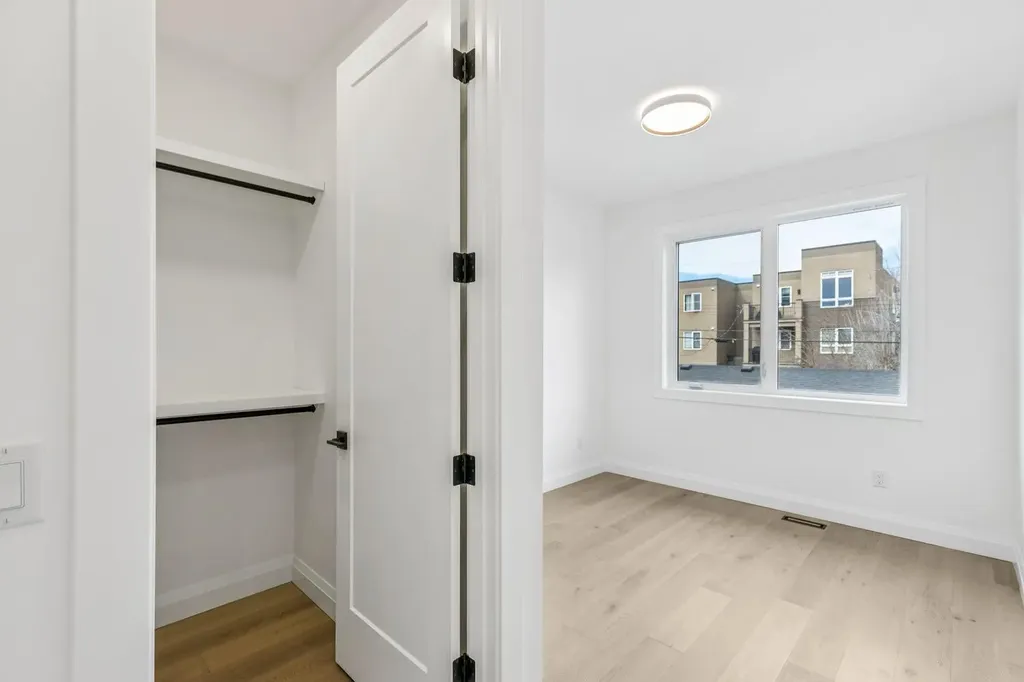 525 32 Street NW Calgary AB T2N 2V8