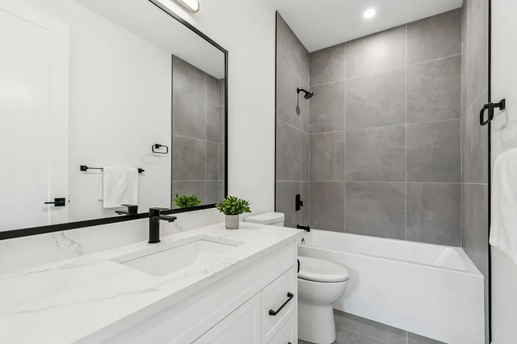 525 32 Street NW Calgary AB T2N 2V8