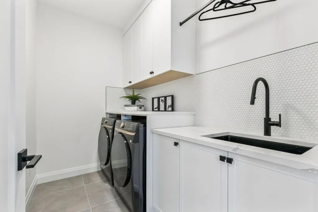 525 32 Street NW Calgary AB T2N 2V8