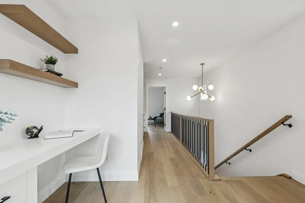 525 32 Street NW Calgary AB T2N 2V8