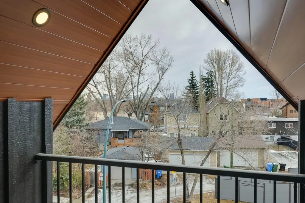525 32 Street NW Calgary AB T2N 2V8