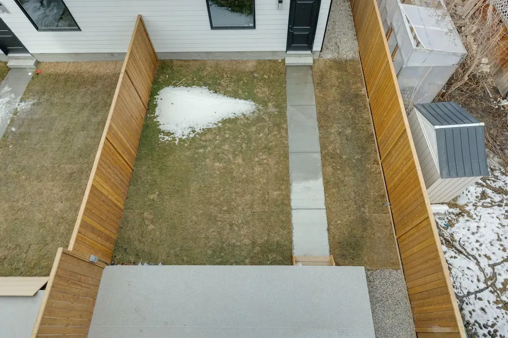 525 32 Street NW Calgary AB T2N 2V8
