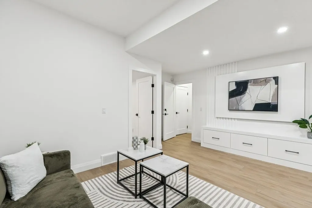 525 32 Street NW Calgary AB T2N 2V8