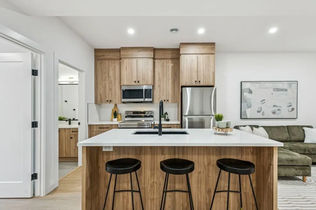 525 32 Street NW Calgary AB T2N 2V8