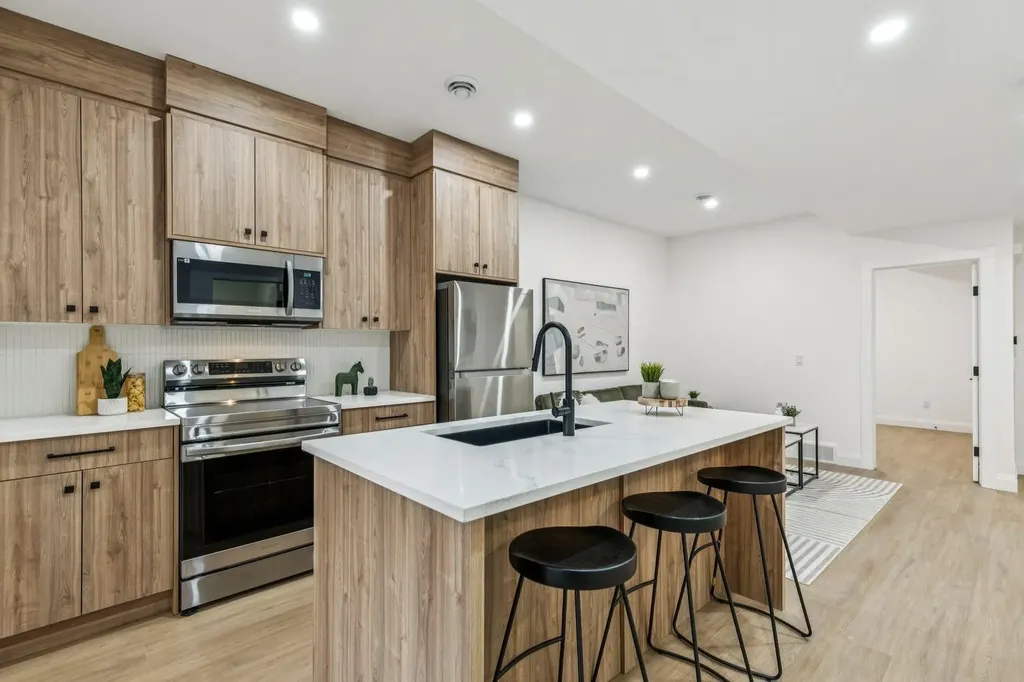 525 32 Street NW Calgary AB T2N 2V8