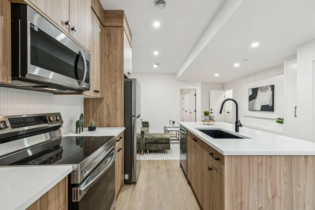 525 32 Street NW Calgary AB T2N 2V8