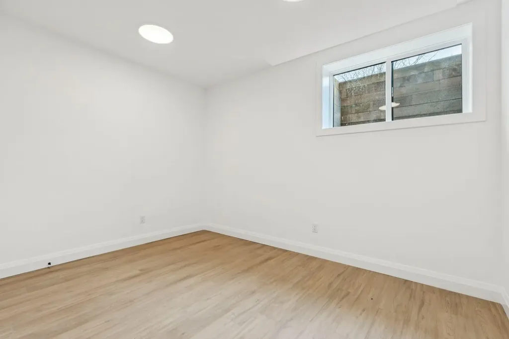 525 32 Street NW Calgary AB T2N 2V8