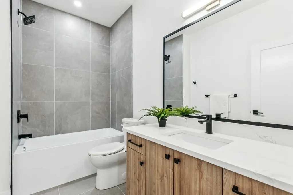 525 32 Street NW Calgary AB T2N 2V8