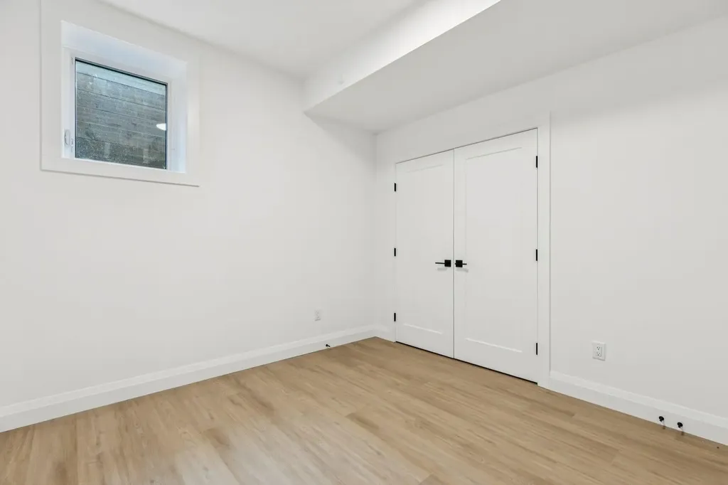 525 32 Street NW Calgary AB T2N 2V8