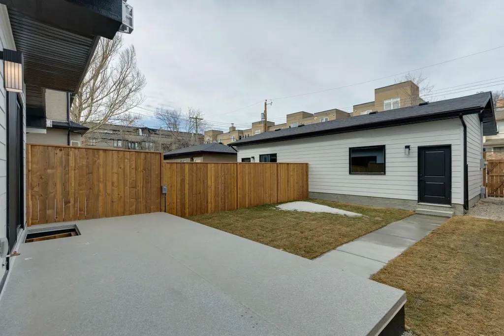 525 32 Street NW Calgary AB T2N 2V8