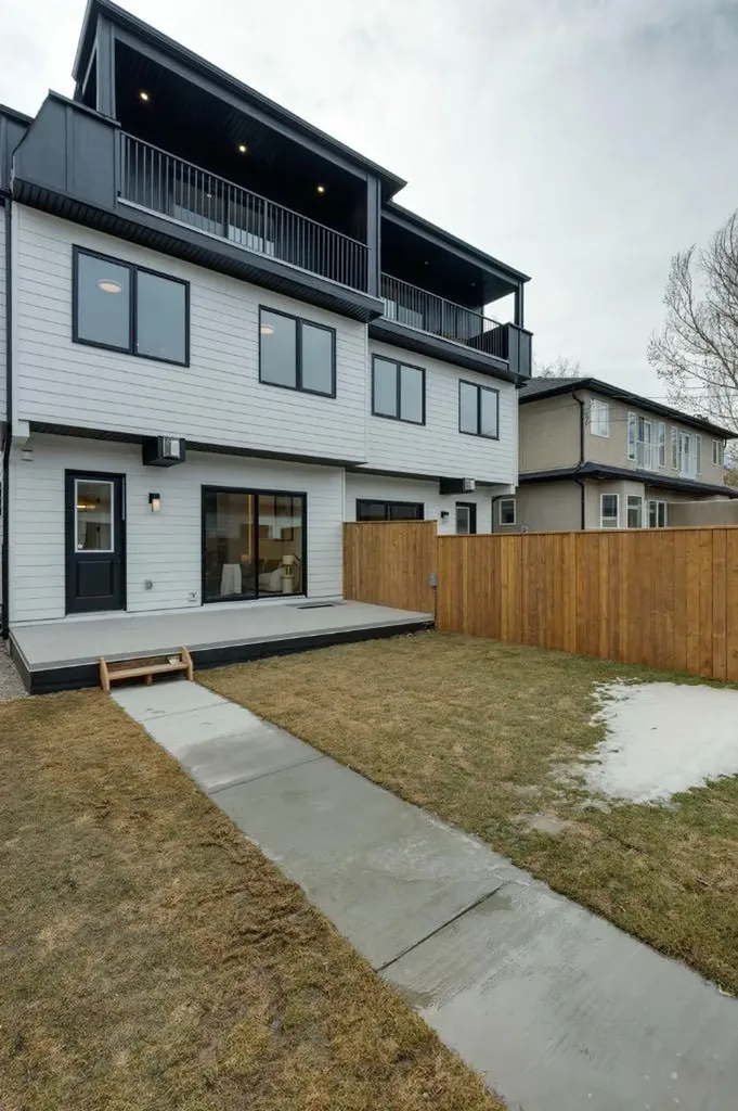 525 32 Street NW Calgary AB T2N 2V8