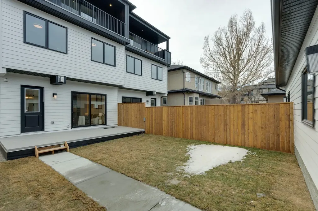 525 32 Street NW Calgary AB T2N 2V8