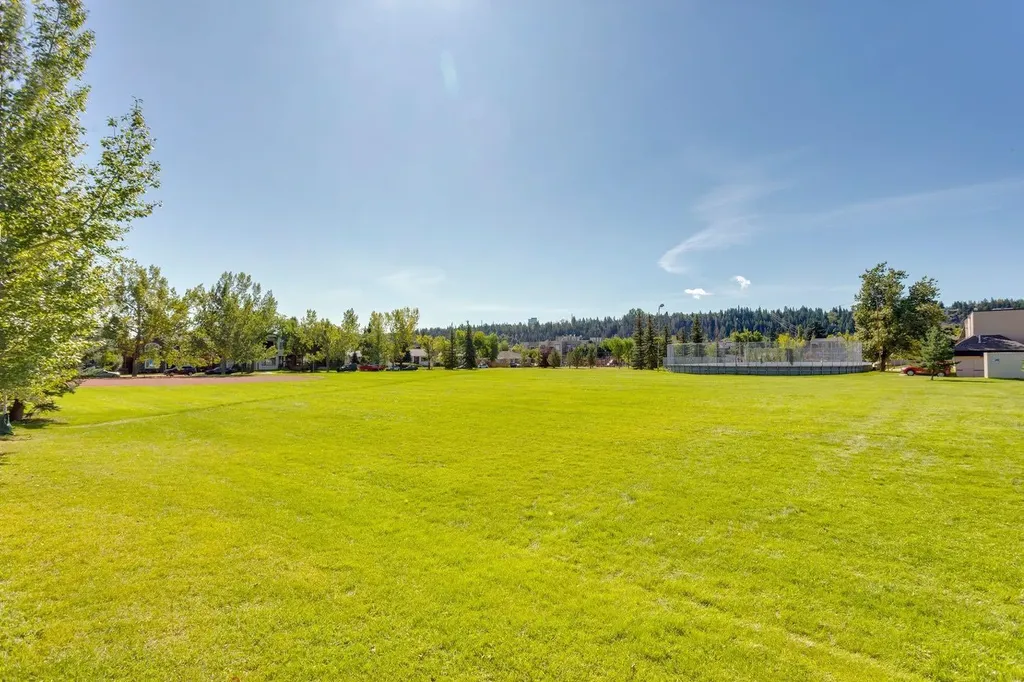 525 32 Street NW Calgary AB T2N 2V8