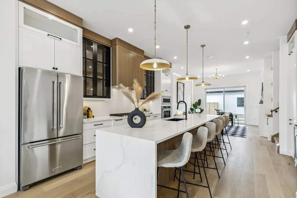 525 32 Street NW Calgary AB T2N 2V8