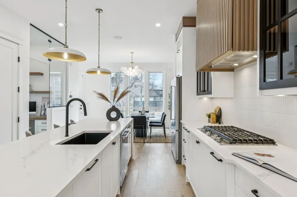 525 32 Street NW Calgary AB T2N 2V8