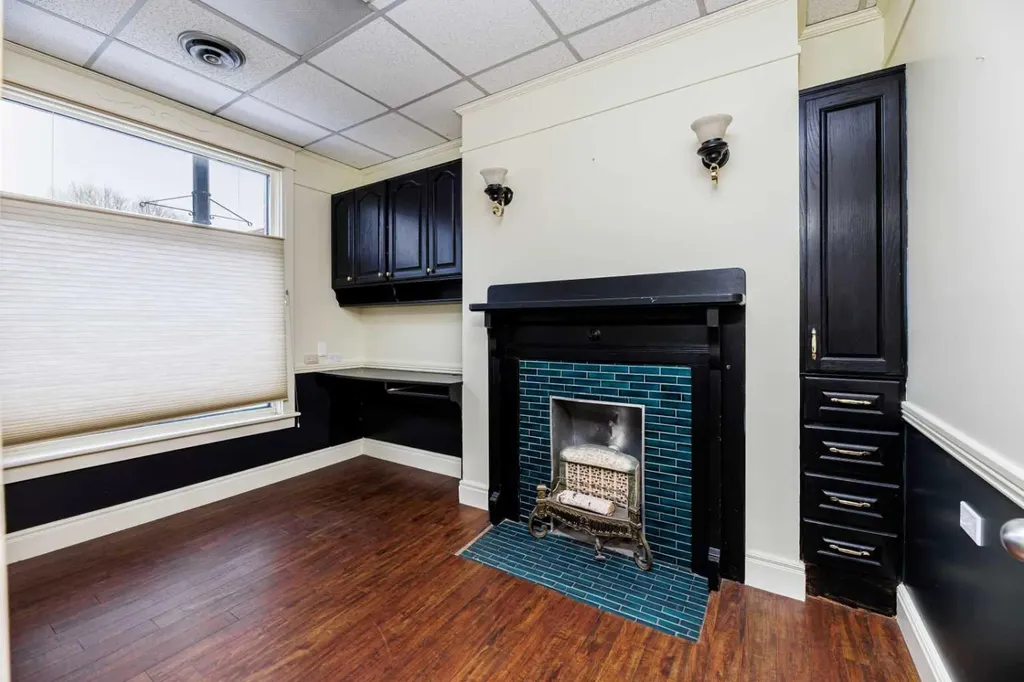 4929 50 Avenue Lacombe AB T4L 1H4
