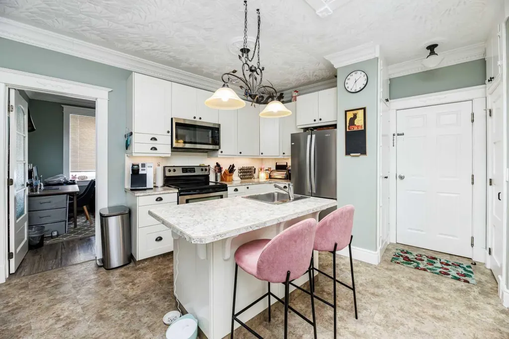 4929 50 Avenue Lacombe AB T4L 1H4