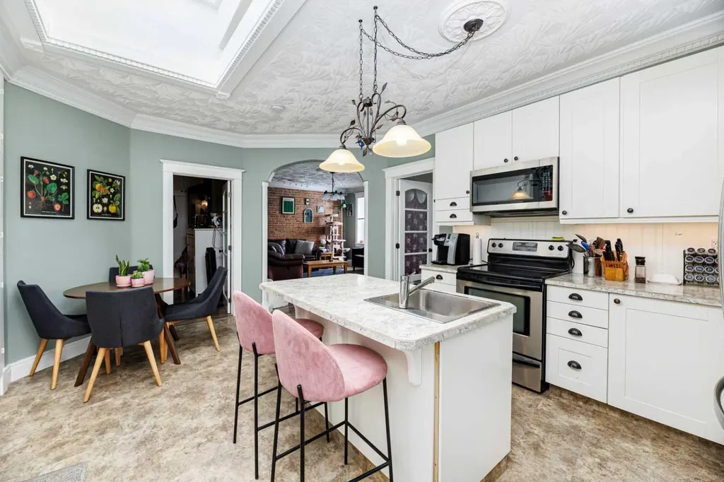 4929 50 Avenue Lacombe AB T4L 1H4