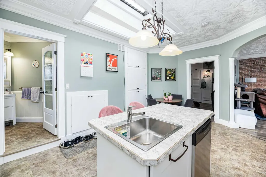 4929 50 Avenue Lacombe AB T4L 1H4