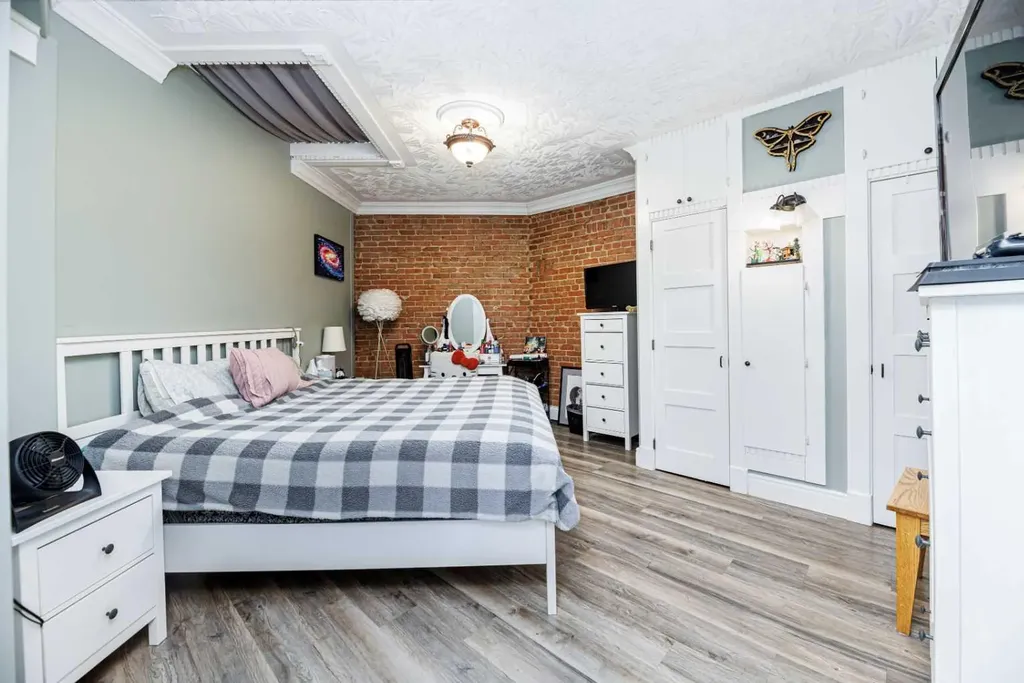 4929 50 Avenue Lacombe AB T4L 1H4