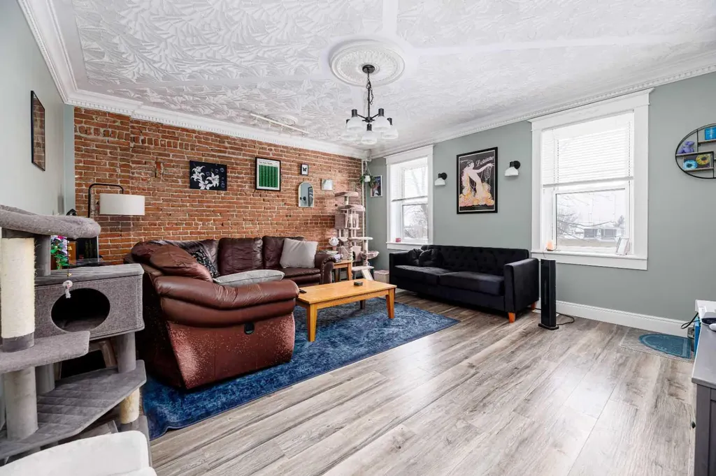4929 50 Avenue Lacombe AB T4L 1H4